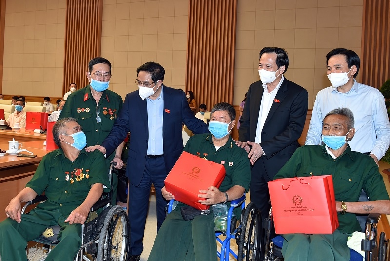 Thủ tướng Chính phủ Phạm Minh Chính cùng các đại biểu và các thương binh dự buổi gặp mặt. (Nguồn: VGP)