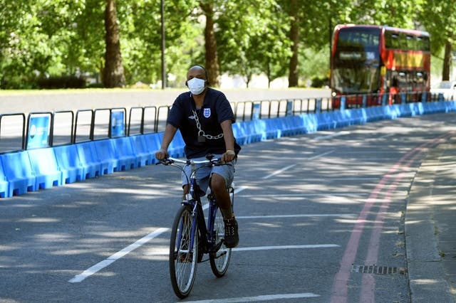 Người đàn ông di chuyển bằng xe đạp ở London. trong năm 2020, tổng quãng đường mà người dân Anh di chuyển bằng xe đạp đã tăng tới 46%. (Nguồn: Standard)