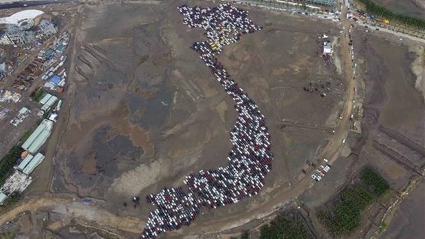 Car mosaic in Hai Phong breaks world record