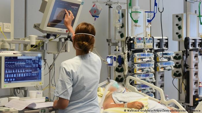 Số nhân viên y tế bị nhiễm Covid-19 gia tăng gây áp lực lên hệ thống nhân lực bệnh viện. (Mguồn: DW)
