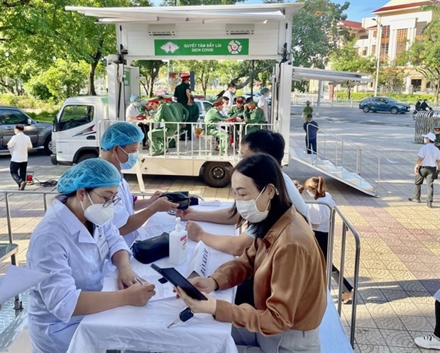 Medical workers talk to residents before COVID-19 vaccinations in the central province of Thua Thien-Hue. (Source: VNA)