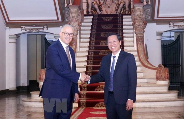 Chairman of HCM City People’s Committee Phan Van Mai (R) receives Rotterdam Mayor Ahmed Aboutaleb. (Source: VNA)