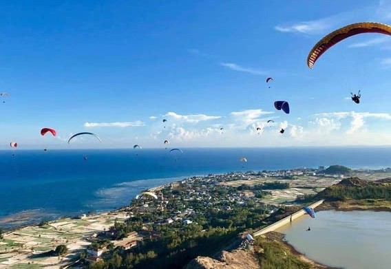 Parachutes fly over the top of Ly Son volcano. (Source: VNA)