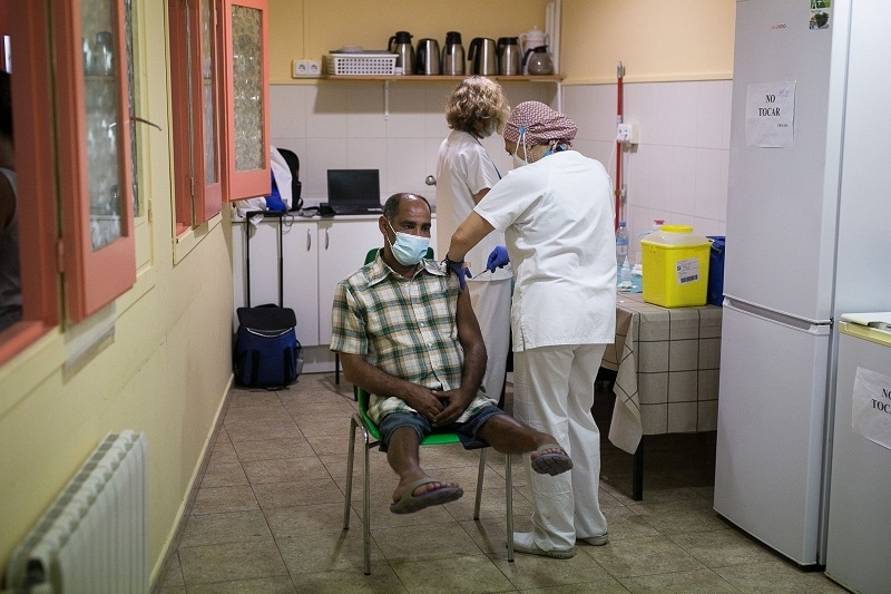 Nhân viên y tế đang tiêm vaccine Covid-19 cho một người vô gia cư ở Barcelona. (Nguồn: Elpais)