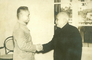Đại sứ Vũ Hắc Bồng đến chào Chủ tịch nước Tôn Đức Thắng trước khi lên đường nhận nhiệm vụ tại Guinea (cuối năm 1969). Ảnh từ Album của gia đình Đại sứ