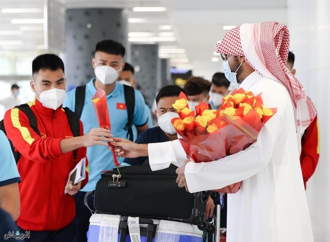Các thành viên của Liên đoàn bóng đá Saudi Arabia đón tiếp đội tuyển Việt Nam rất nồng hậu sau khi đội đặt chân đến Riyadh (Saudi Arabia).