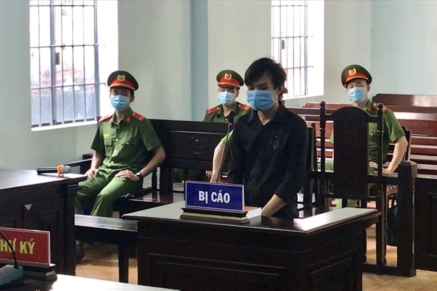 Sáng 31/8, Toà án Nhân dân TP. Phan Thiết (Bình Thuận) đưa ra xét xử Lê Kim Luân về tội “Chống người thi hành công vụ”. Đây là đối tượng vượt chốt kiểm soát phòng chống, dịch Covid-19 tại TP.Phan Thiết, sau đó quay xe tông và tấn công công an.