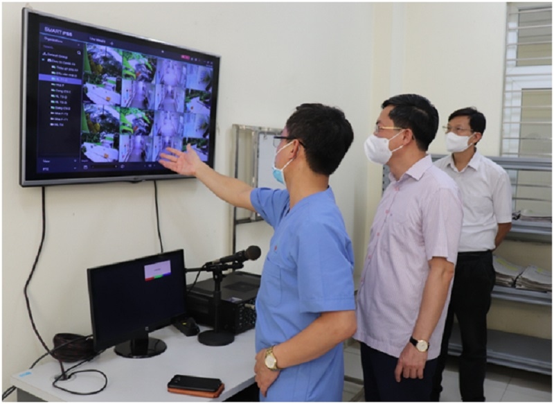   Phó Chủ tịch UBND TP Hà Minh Hải kiểm tra công tác lắp đặt, đảm bảo sẵn sàng oxy y tế phục vụ điều trị bệnh nhân mắc Covid-19 tại BV Đa khoa huyện Mê Linh. (Nguồn: KT&ĐT)