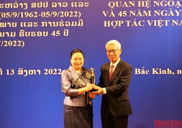 Vietnamese Ambassador to China Pham Sao Mai (R) and his Lao countepart Khamphao Ernthavanh at the frienship exchange in Beijing on August 13 (Photo: nhandan.vn)