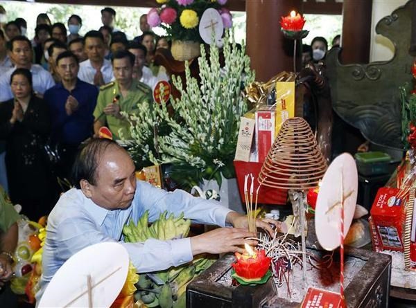 President Nguyen Xuan Phuc pays tributes to President Ho Chi Minh