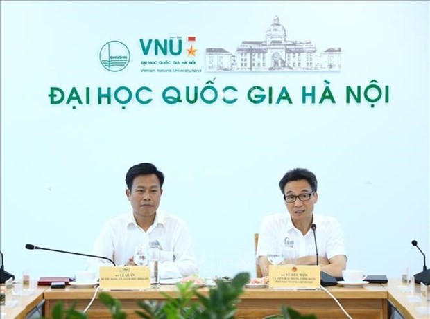 Deputy Prime Minister Vu Duc Dam (R) speaks at the working session with the VNU-HN on August 16. (Source: VNA)