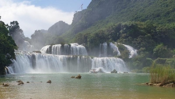 Ban Gioc Waterfall on a sunny day