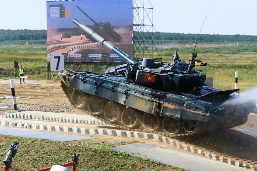 Crew No. 2 of Vietnamese tank team competes at Army Games 2022