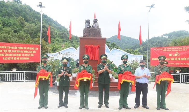 Đại tá Ninh Văn Hợp, Chỉ huy trưởng Bộ đội Biên phòng Lạng Sơn và lãnh đạo địa phương cắt băng khánh thành Tượng đài “Bác Hồ với chiến sĩ Biên phòng”. (Nguồn: Báo Biên phòng)