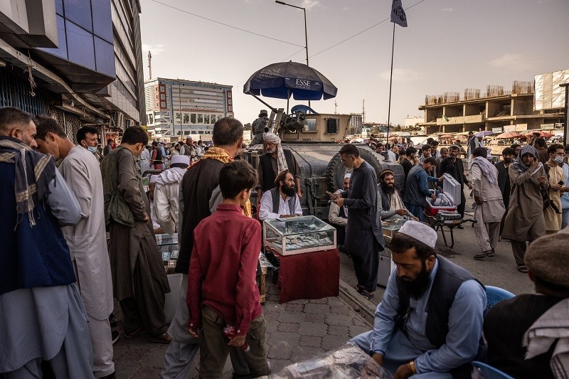 Hoạt động đổi tiền của người dân Afghanistan ở bên ngoài một trung tâm buôn bán ở Kabul, Afghanistan. (Nguồn: nytimes)