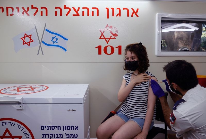 Một thiếu niên được tiêm vaccine Pfizer trong chiến dịch khuyến khích thanh thiếu niên tiêm chủng ở Tel Aviv vào tháng 7. (Nguồn: AFP)