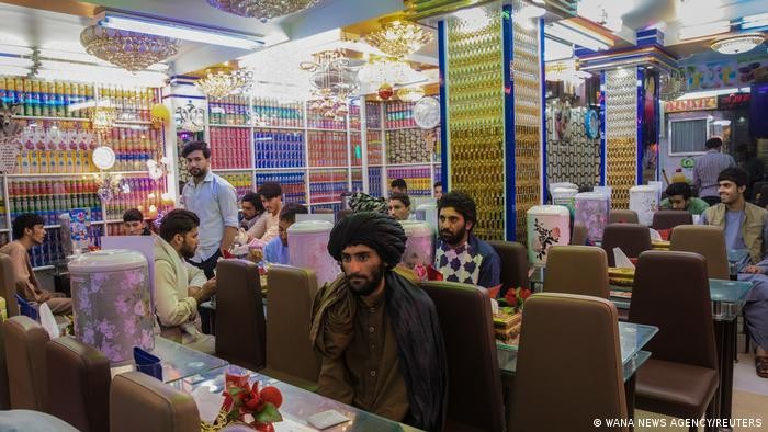 Một nhà hàng ở tỉnh Herat, khách hàng hoàn toàn là nam giới. Phụ nữ ít khi được xuất hiện ở các nơi công cộng. (Nguồn: DW)