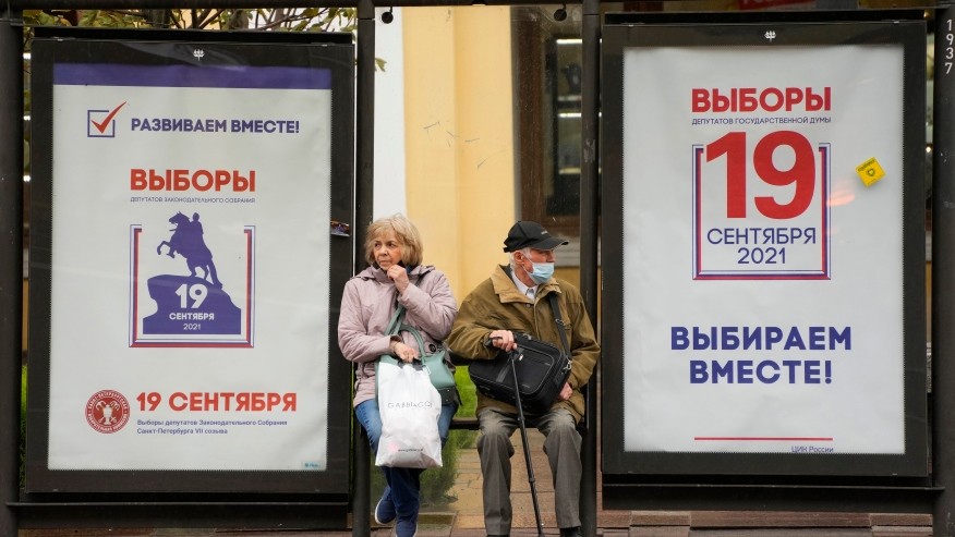 Ảnh chụp ngày 8/9 ở St.Petersburg, tại một trạm xe buýt được trang trí bằng các áp phích bầu cử Hạ viện. (Nguồn: AP)