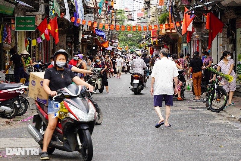Nhiều người dân Hà Nội không tuân thủ quy định phòng chống dịch Covid-19 tại chợ dân sinh Tây Sơn, quận Đống Đa.