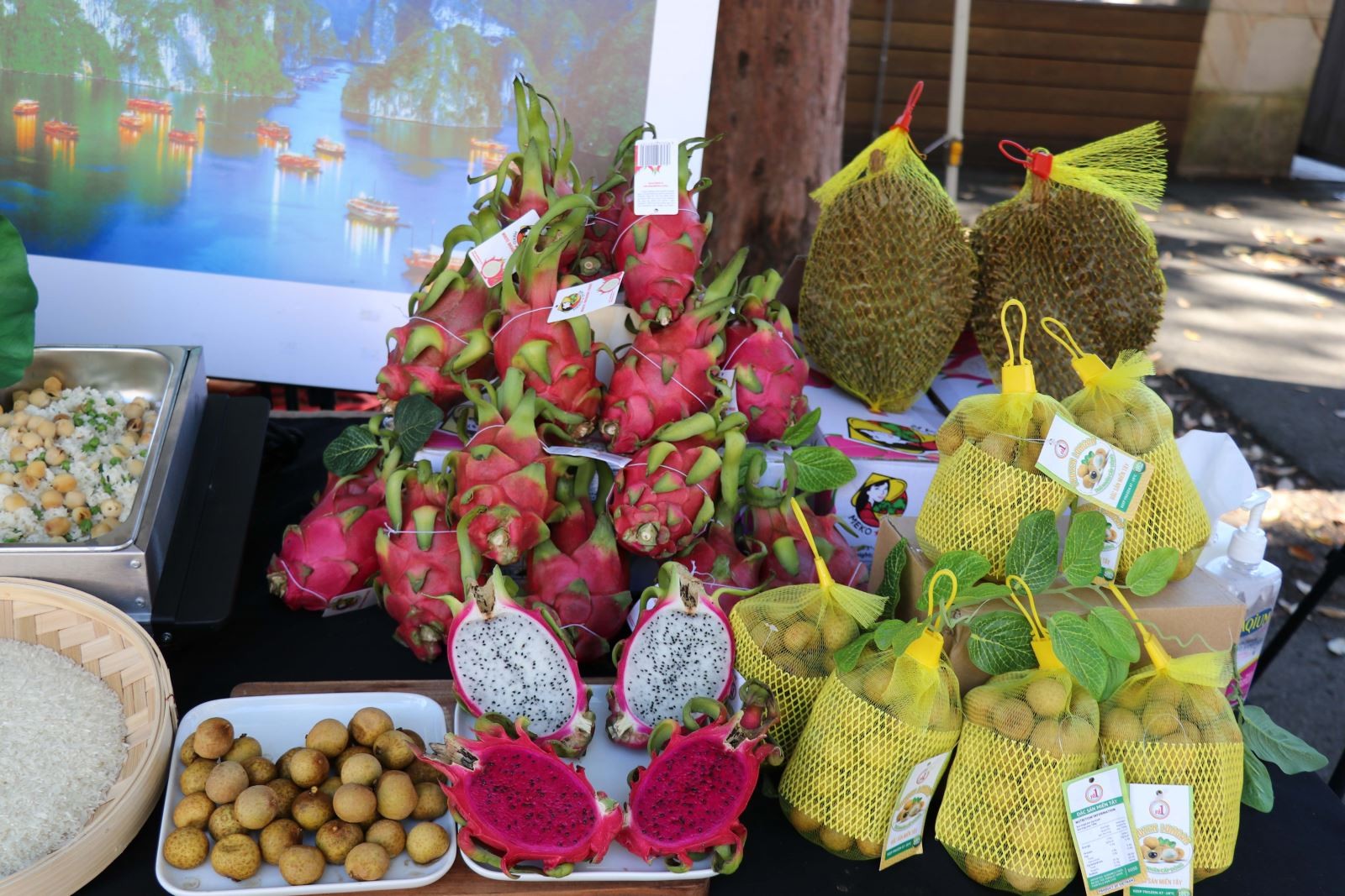 Cơm sen và trái cây tươi Việt Nam trưng bày tại gian hàng tiếp thị sản phẩm nông sản Việt Nam ở Sydney. (Nguồn: TTXVN)