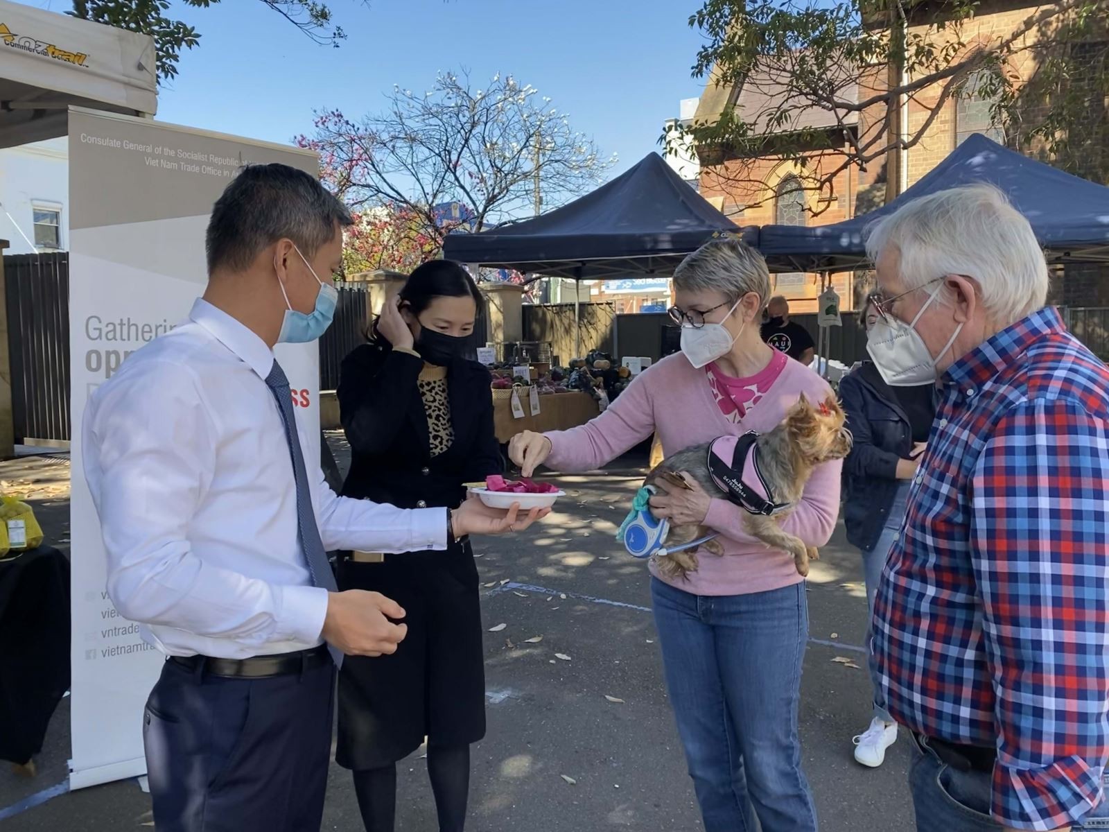 Tổng lãnh sự Việt Nam tại Sydney giới thiệu sản phẩm Việt Nam  với người tiêu dùng Australia. (Nguồn: TTXVN)