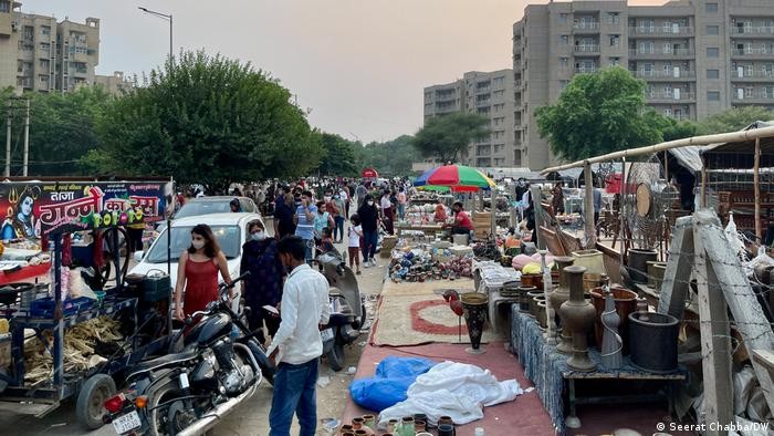 Một khu chợ ở ngoại ô New Delhi, Ấn Độ đã trở lại cuộc sống bình thường mới. (Nguồn: DW)