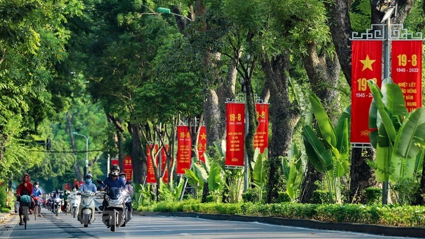 Hanoi adorned with national flags and flowers to celebrate 77th National Day