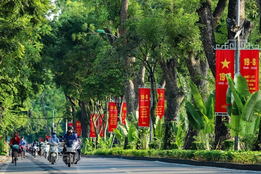 Hanoi adorned with national flags and flowers to celebrate 77th National Day