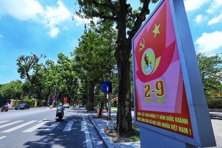 Hanoi adorned with national flags and flowers to celebrate 77th National Day