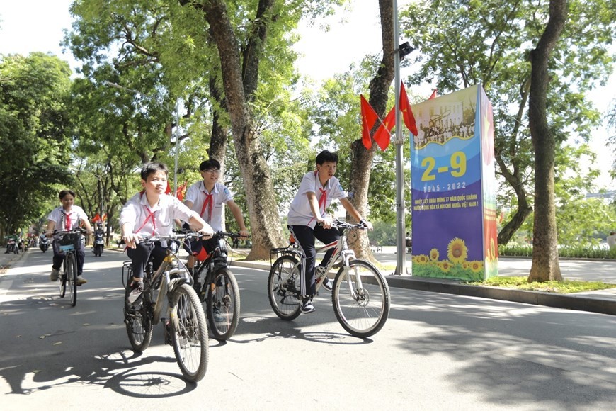 Hanoi adorned with national flags and flowers to celebrate 77th National Day