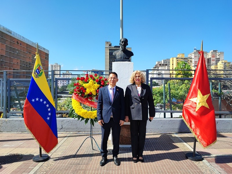 Đại sứ quán Việt Nam tại Venezuela tổ chức trọng thể Lễ dâng hoa tại Tượng đài Hồ Chí Minh