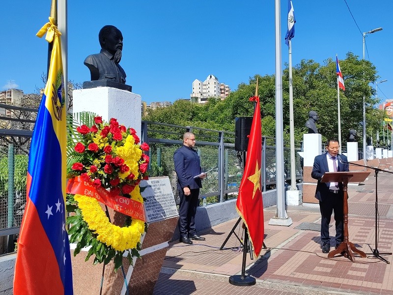 Đại sứ quán Việt Nam tại Venezuela tổ chức trọng thể Lễ dâng hoa tại Tượng đài Hồ Chí Minh