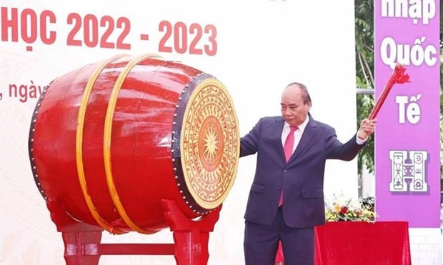 President beats drum to launch 2022-2023 academic year at high school in Hanoi