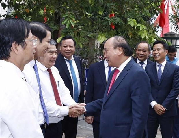 President beats drum to launch 2022-2023 academic year at high school in Hanoi