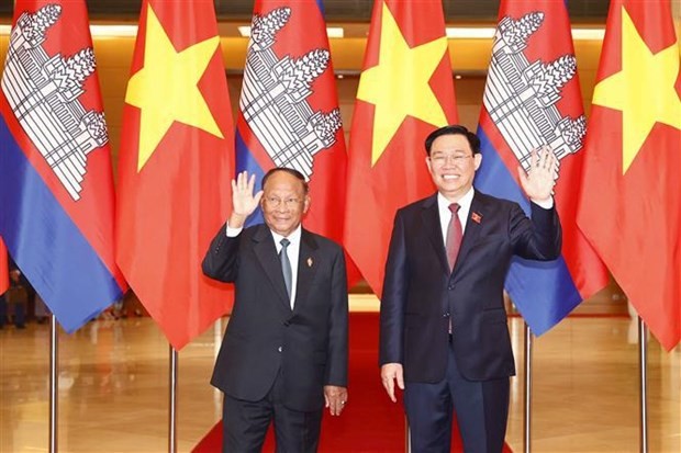 National Assembly Chairman Vuong Dinh Hue (R) and President of the Cambodian National Assembly Samdech Heng Samrin.  (Source:VNA)