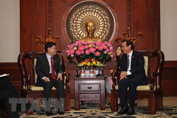 ecretary of the Ho Chi Minh City Party Committee Nguyen Van Nen (R) and Singaporean Deputy Prime Minister Heng Swee Keat. (Source: VNA)