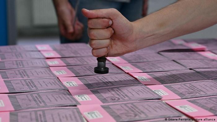 Công tác tổ chức bầu cử đã được chuẩn bị sẵn sàng trước khi cử tri chính thức đi bỏ phiếu. (Nguồn: DW)