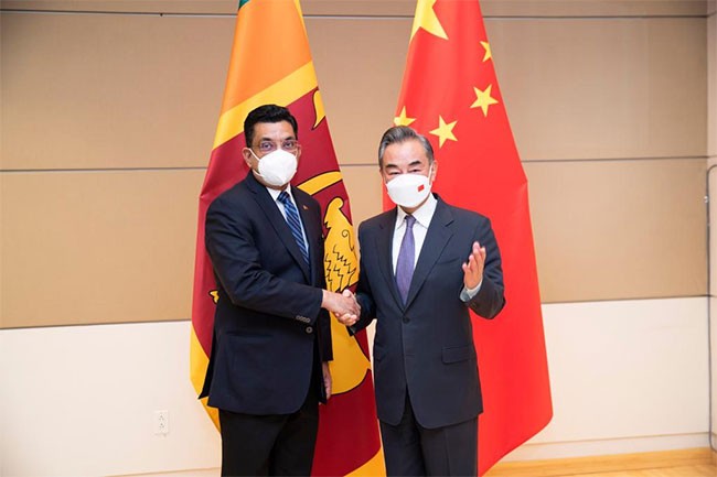 Ngoại trưởng Trung Quốc và Sri Lanka khẳng định nền tảng vững chắc của tình hữu nghị. (Nguồn: adaderana)