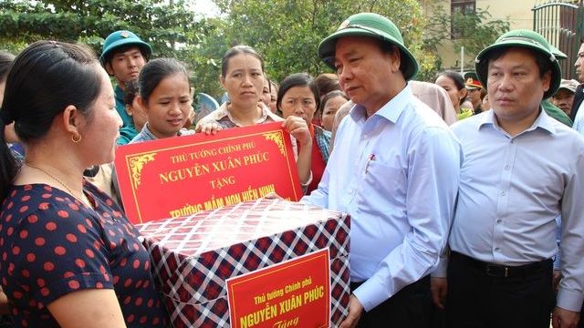 Thủ tướng về Quảng Bình thăm hỏi, tặng quà người dân vùng lũ lụt