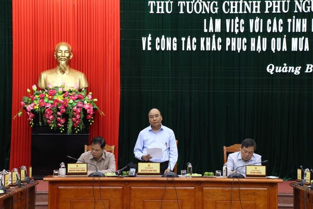 Thủ tướng về Quảng Bình thăm hỏi, tặng quà người dân vùng lũ lụt