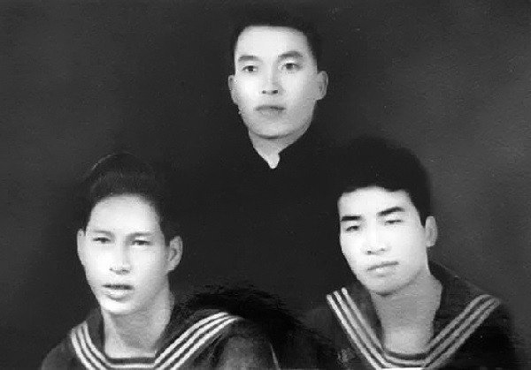 Bác Phan Nhạn (người đứng giữa) cùng đồng đội năm 1965.