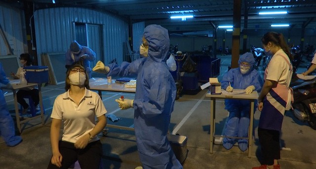 Ngành y tế Hà Nam tiếp tục điều tra, truy vết, lấy mẫu liên quan đến các ca bệnh Covid-19 tại khu công nghiệp. (Nguồn: SK&ĐS)