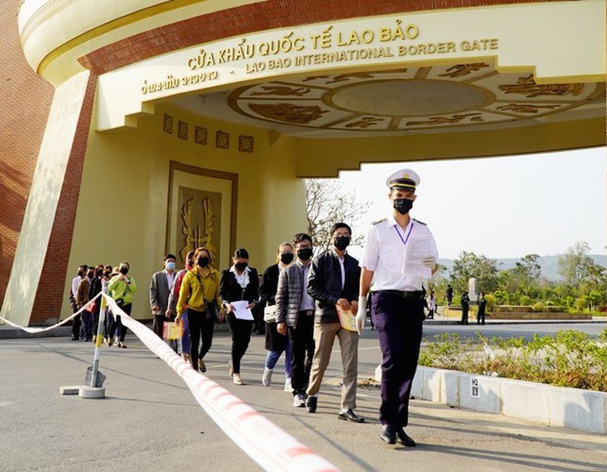 Công dân Việt Nam tại Lào nhập cảnh tại Cửa khẩu quốc tế Lao Bảo tháng 3/2020. Ảnh: VGP/Minh Trang