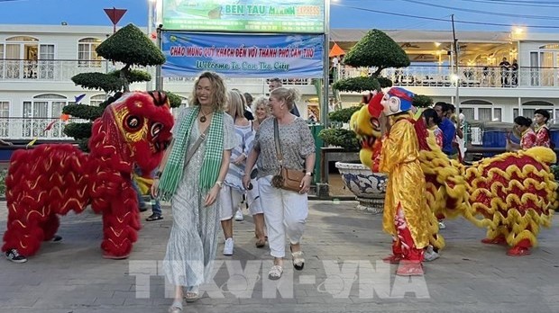 First international visitors arrive in Can Tho on five-star cruise ship