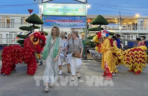 The foreign tourists arrive in Can Tho. (Source: VNA)