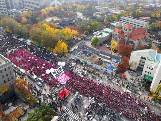 Biểu tình lớn nhất ở Hàn Quốc trong 30 năm qua