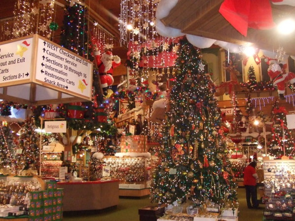 Khám phá cửa hàng đồ Giáng sinh lớn nhất thế giới