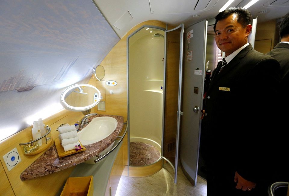 Một tiếp viên giới thiệu khu vực spa cho hành khách hạng nhất của hãng hàng không Emirates, năm 2014. (Nguồn: Reuters)