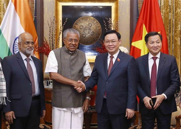  Chairman of the National Assembly Vuong Dinh Hue (L) shakes hands with Chief Minister of India’s Kerala state Pinarayi Vijayan (Photo: VNA)