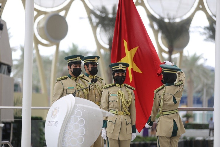 Ngày Quốc gia Việt Nam tại EXPO 2020 Dubai đã chính thức khai mạc với nghi lễ thượng cờ (Ảnh: Bộ VH,TT&DL).